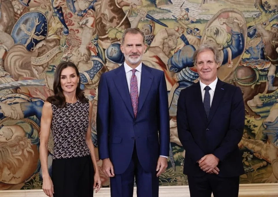 The Royals: Queen Letizia, King Felipe, Wannabe King António Silva. (Photo: LEN / European Aquatics)
